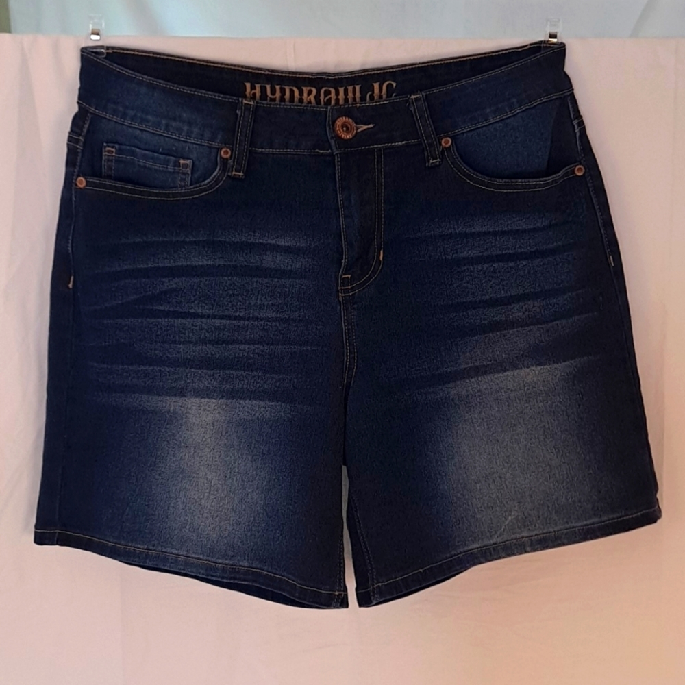 Hydraulic Murray high rise dark wash short in size 10.